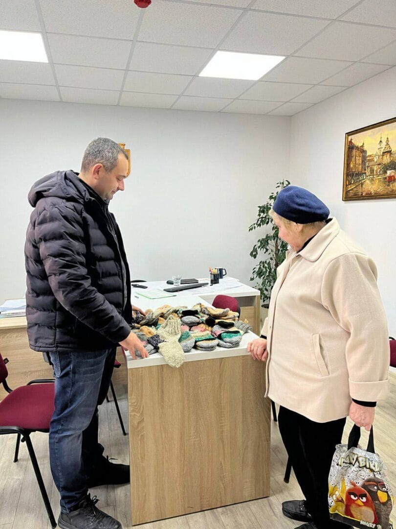 Petro Sokolovskyi with a resident of the Сommunity who knitted and donated socks for the soldiers