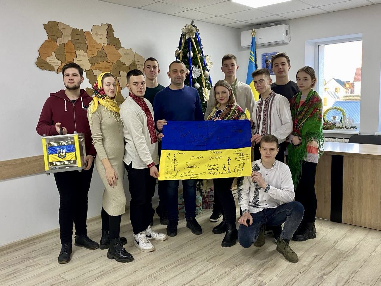 Petro Sokolovskyi with the youth who organized a Christmas nativity scene in support of the Armed Forces of Ukraine