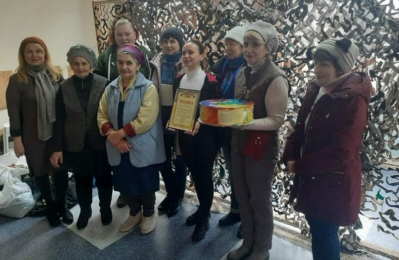 Settlement Council Head Serhii Sakhnenko presented a letter of thanks to the active women and girls weaving camouflage nets