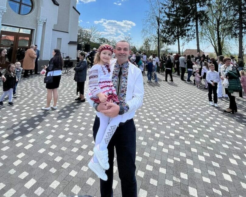 Settlement Council Head Petro Sokolovskyi with his daughter Anna during the Easter spring dance song event