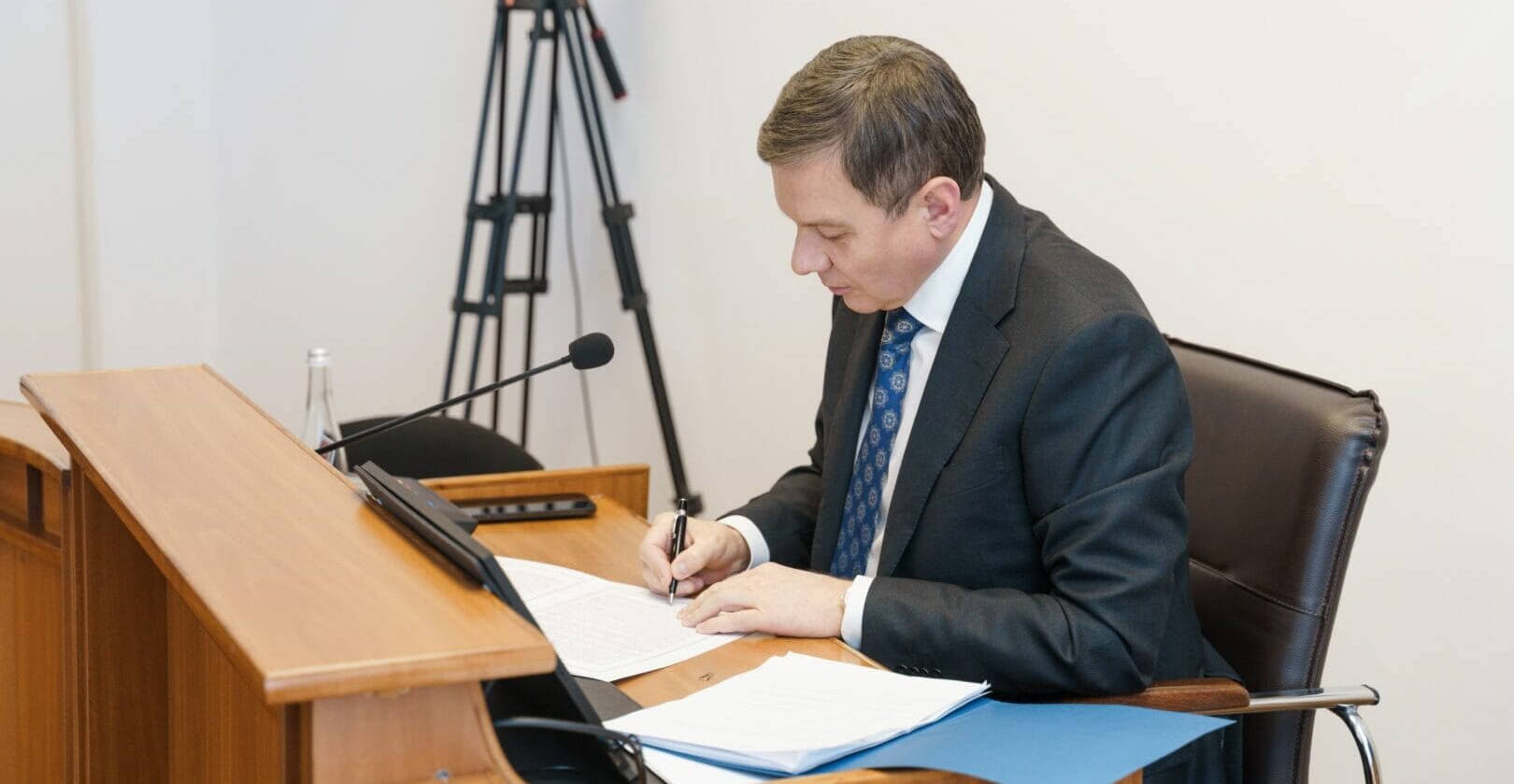 Vinnytsia Mayor Serhii Morhunov signing the Declaration on the Green Course of Vinnytsia