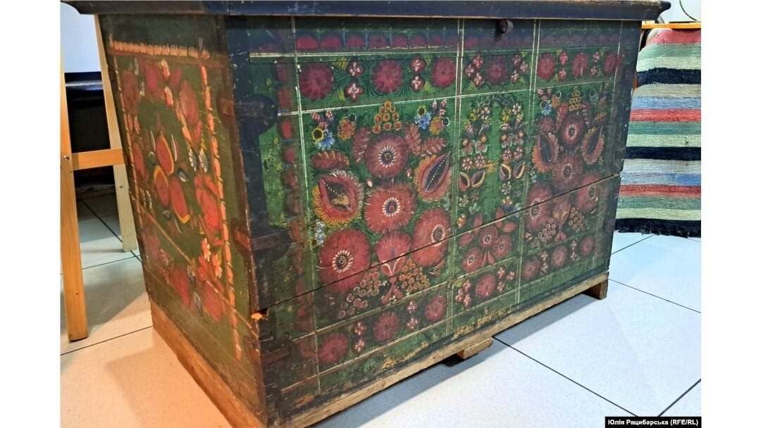 A chest painted using the Mykolaivka painting technique exhibited at the local history room in the village of Mykolaivka 