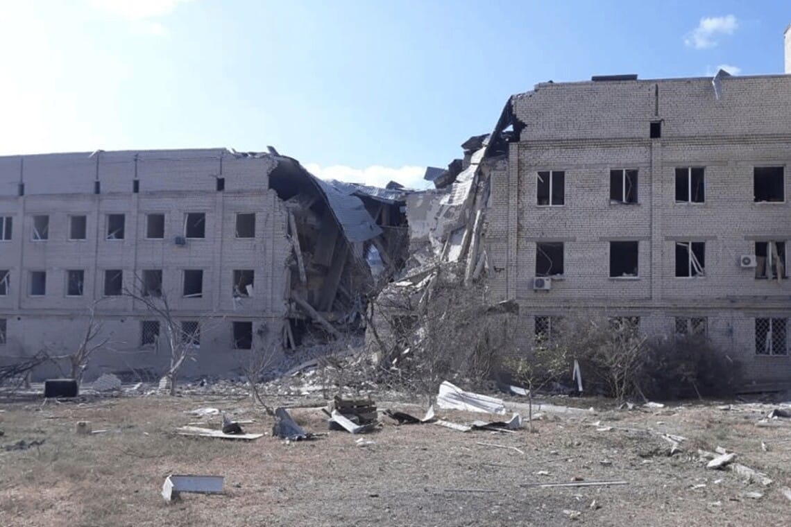 ​​Beryslav hospital hit by a russian aerial bomb