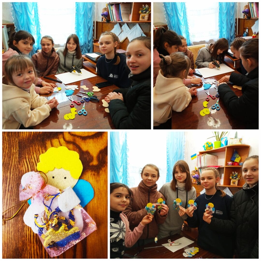 Young volunteers of the Sakhnovshchyna Community “Sunflowers” raising funds for the Armed Forces of Ukraine
