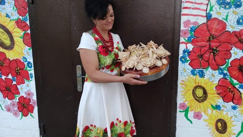  Lesia Shchykitka, a decorated bread maker from Sakhnovshchyna