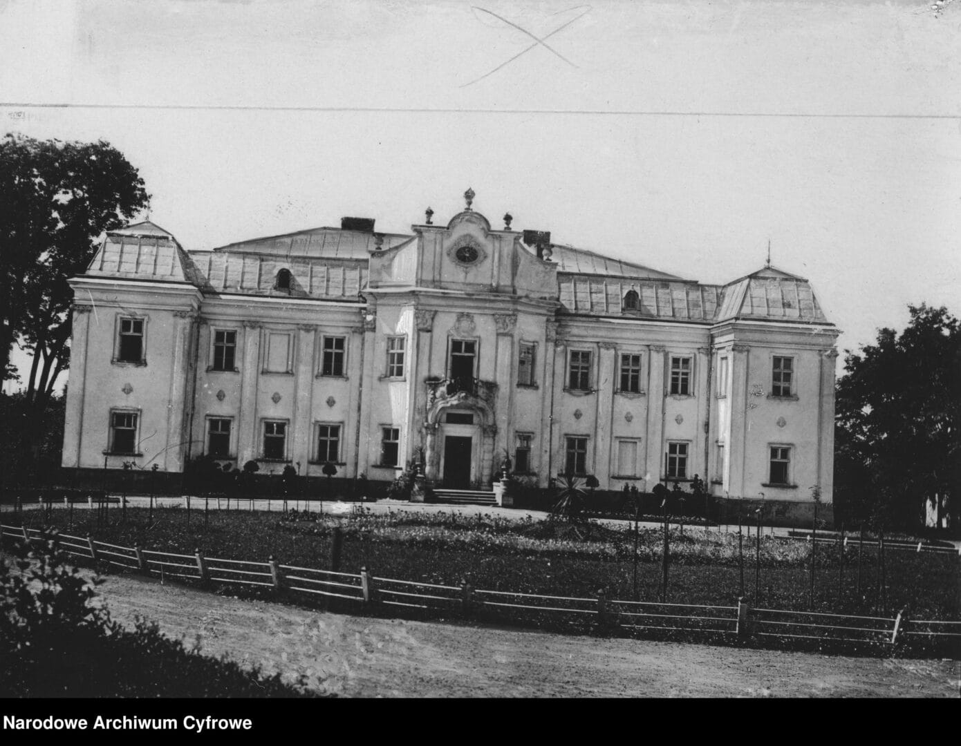 Front facade of the Palace of Archbishops in 1918-1932