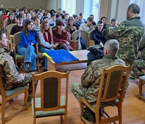 Military servicemen held military-patriotic events with high school students in educational institutions of the Storozhynets community/