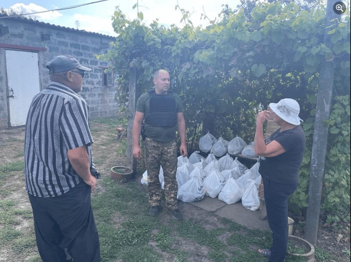 Aid to the residents of the frontline areas of the Community, Serhii Goshko in the centre of the photo
