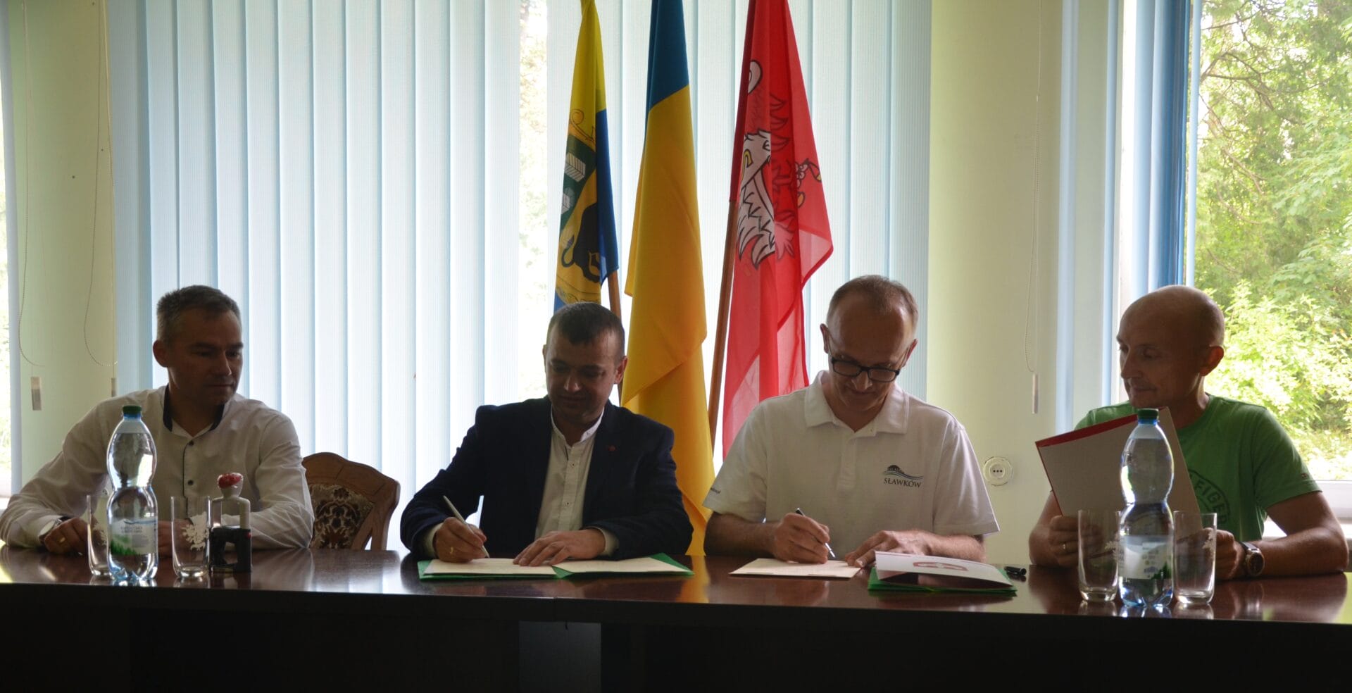 The head of the community signs a partnership agreement with the mayor of Slavków