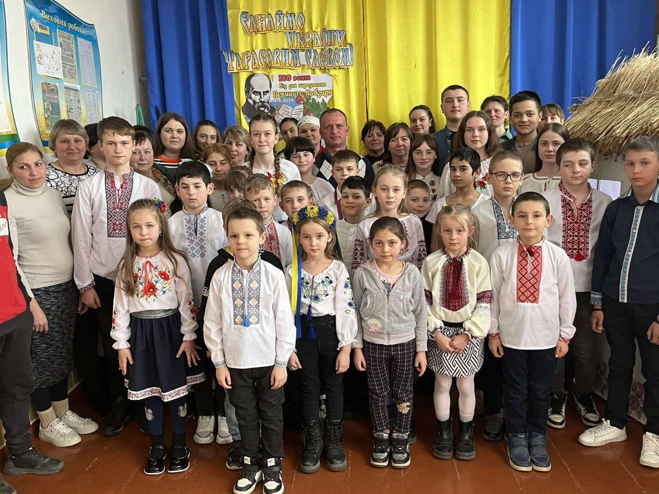 Serhii Tsokolenko and schoolchildren