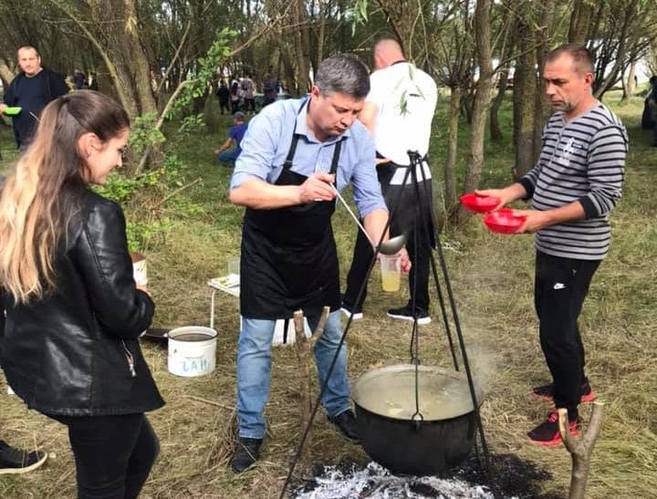 The head of the community treats the participants of the Festival to homemade soup (2021)