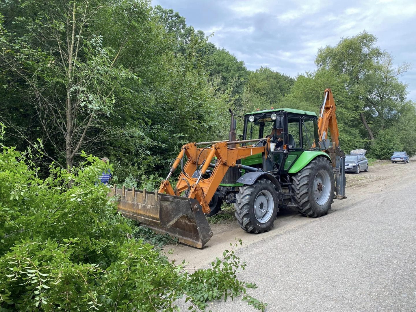 The community clears the roadsides of bushes by its own efforts