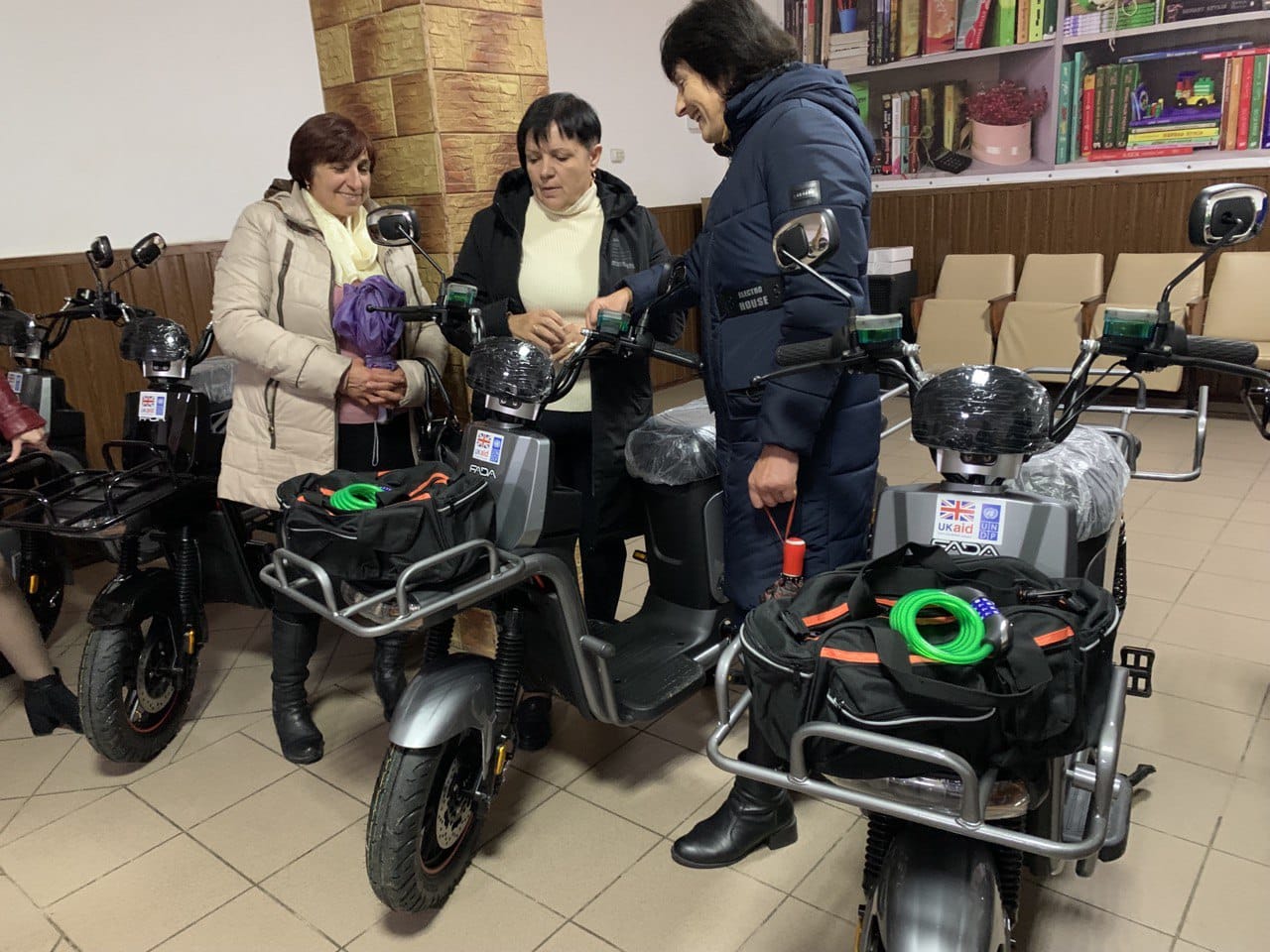 Employees of rural paramedics and midwifery centers receiving electric bicycles