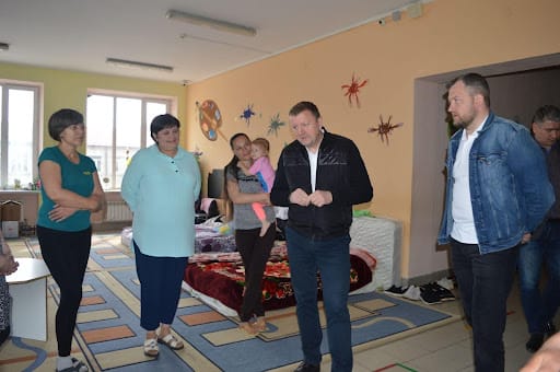 A delegation from Lithuania visits a temporary shelter for IDPs in a school