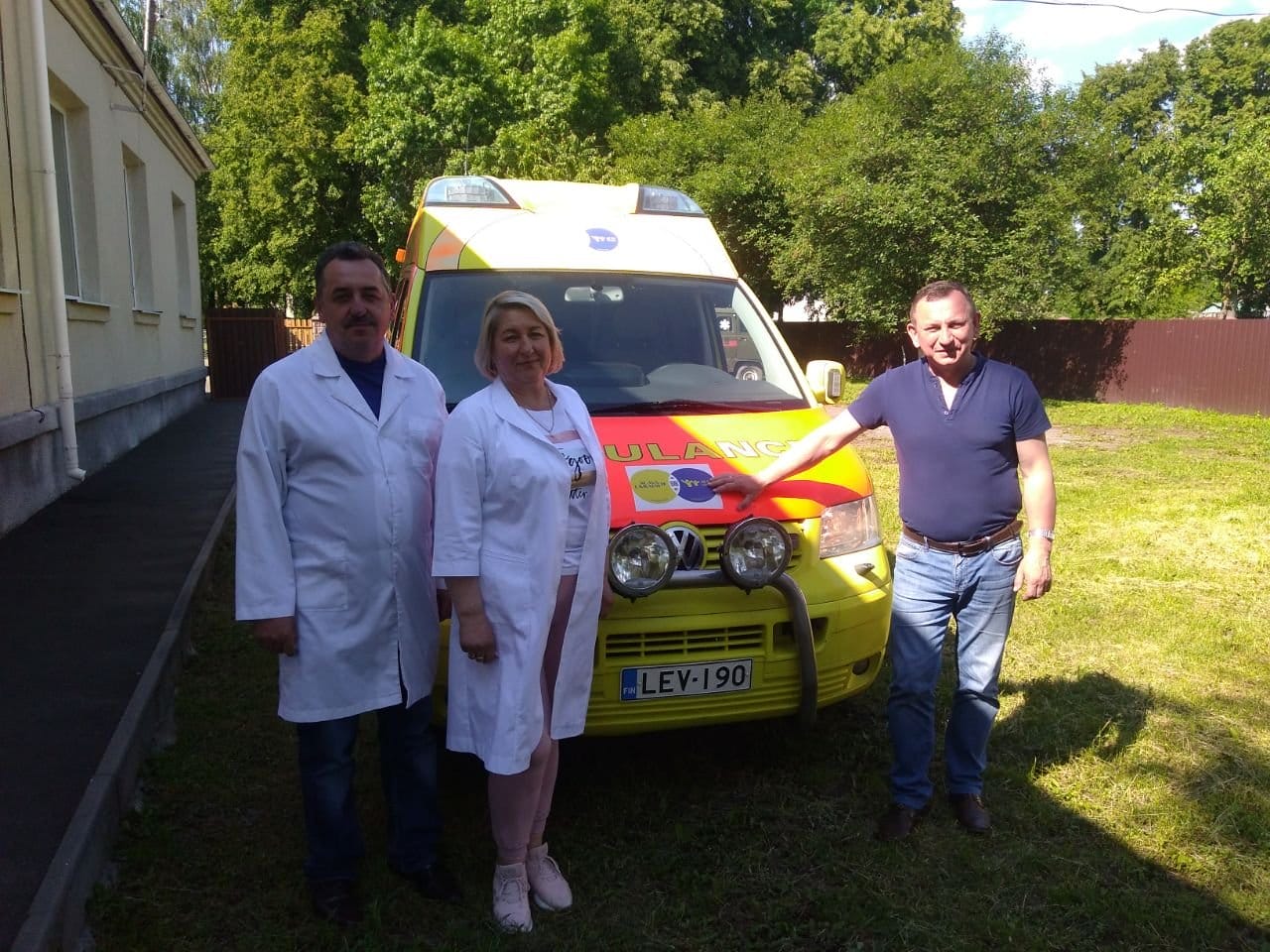 The head of the Ivannie and Pryvilne dispensaries during the handing over of the ambulance donated by volunteers from Finland