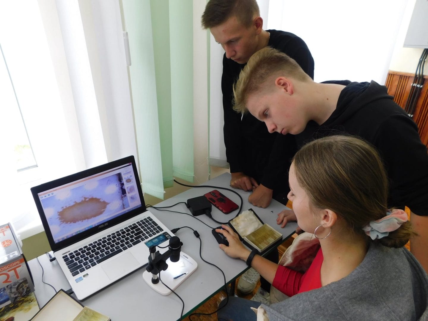 Students of the Pryvilne Lyceum during classes at the STEAM center