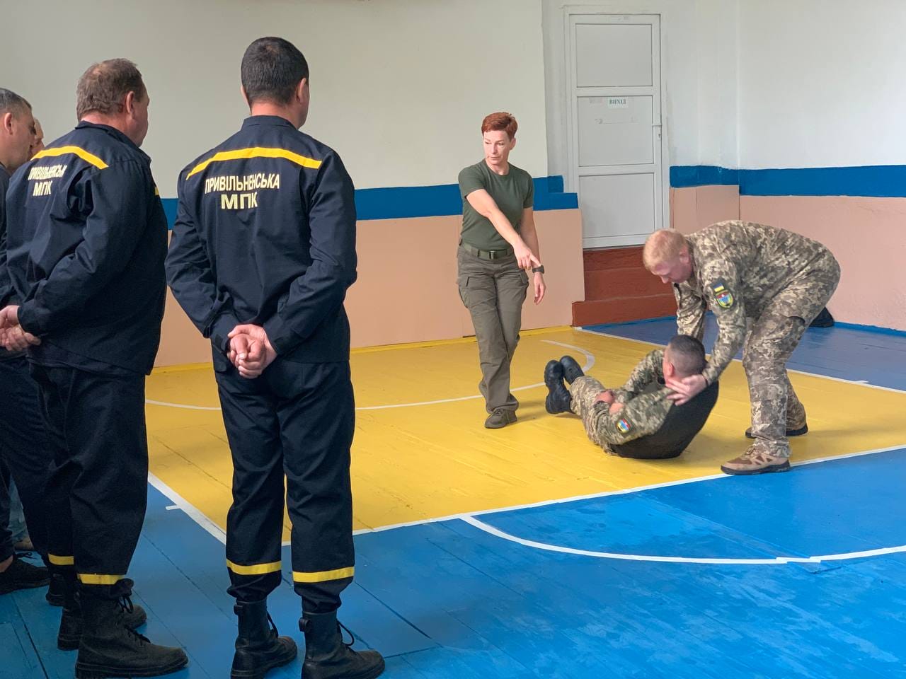 Rescuers and representatives of the voluntary formation of the Pryvilne community during the pre-medical assistance training 