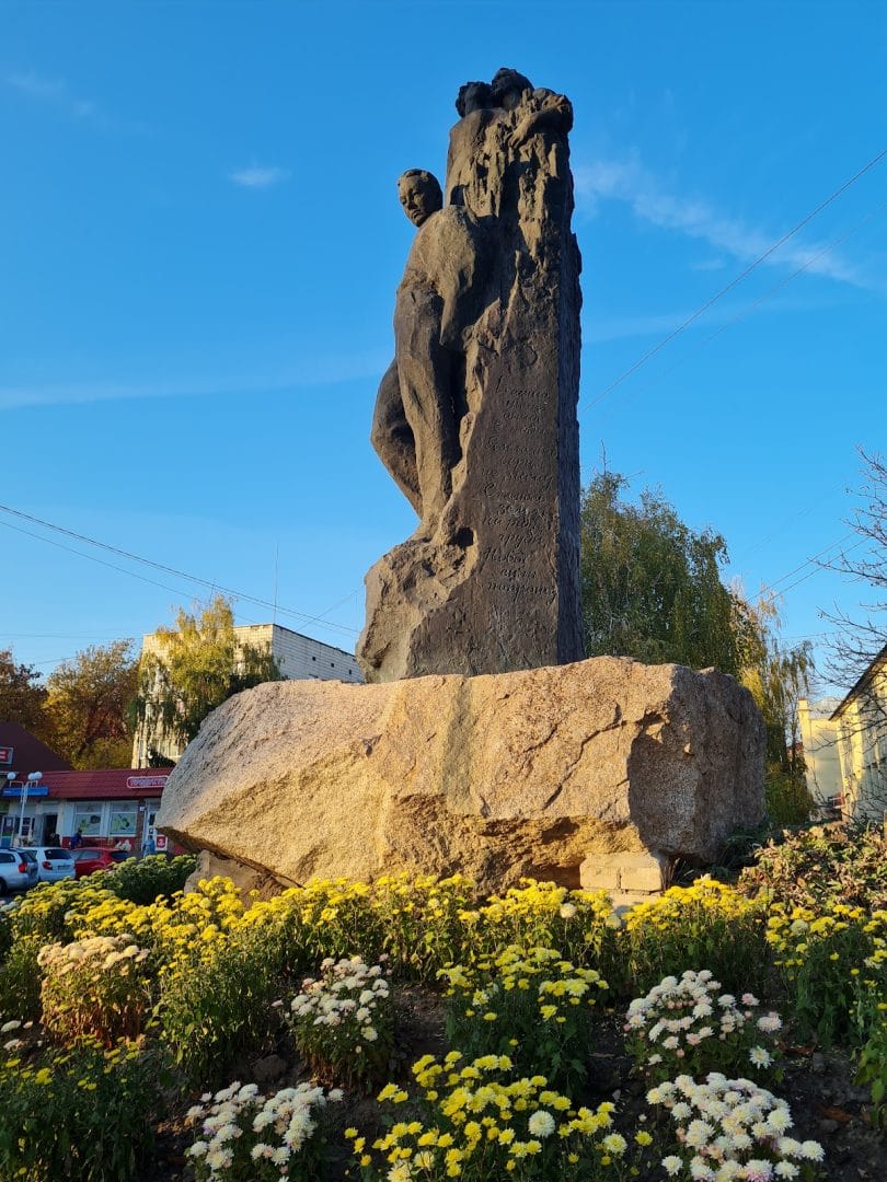 Monument to A. Malyshko