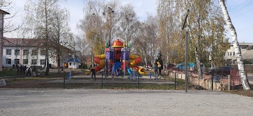 The playground was donated by a partner of the Kamianka territorial community - the commune of Dumbraveni (Romania)