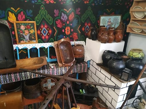 Museum of local history of the village of Staryi Vovchynets: thousands of Easter eggs, a collection of icons and secrets of everyday life of Bukovyna residents