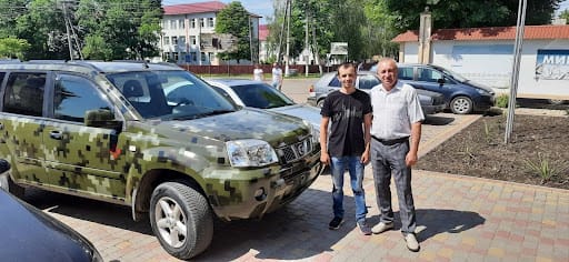 Kamianka Village Head Vasyl Zahariuk (right) with a volunteer