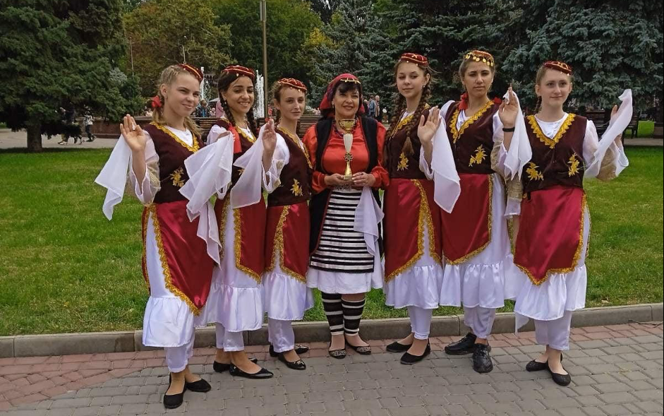 Albanian folklore ensemble “Lishtivichki”, the village of Divnynske.