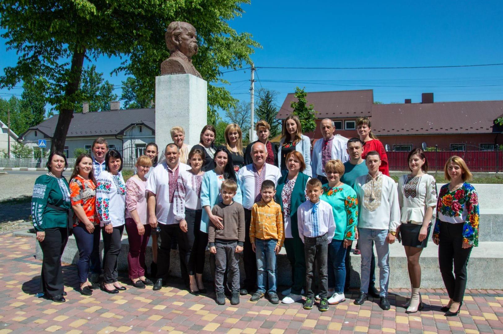 Mykola Perch (center) together with community residents