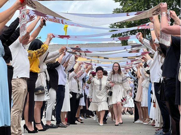 Graduates of the community together with the teacher 