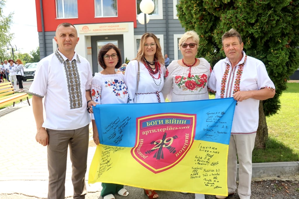 The village head with his wife, the first deputy head with his wife, and the director of the Social Services Center (in the center) 