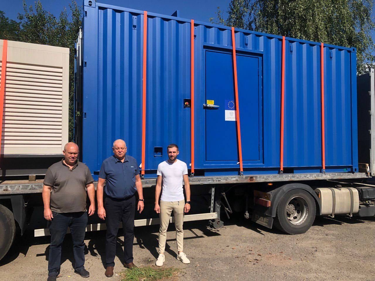 The head of the community (center) near the generator received from the strategic reserve of the Republic of Poland