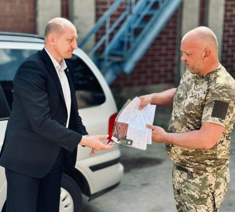 The Village Head hands aid to representatives of the Armed Forces of Ukraine