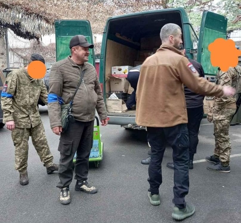 The head of the Kosmach community together with volunteers delivered aid to the defenders