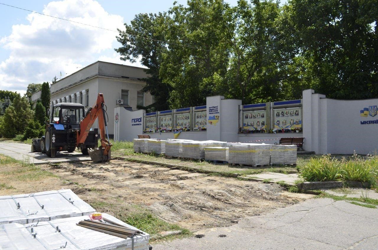 Reconstruction of the sidewalk of the main street of the town near the stele of fallen soldiers