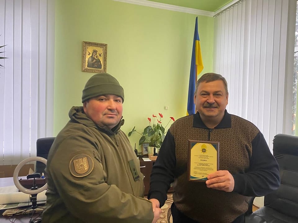 Awarding the Mayor of the Horodenka community with a certificate of gratitude from the military