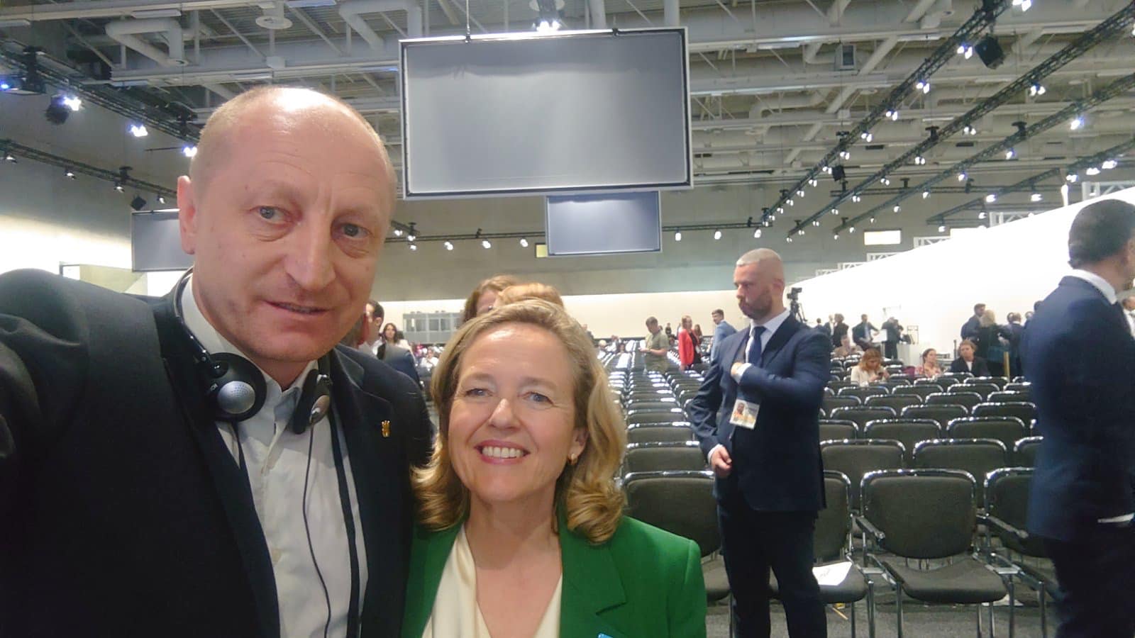 Village Head Ruslan Yaremchuk with President of the European Investment Bank Nadia Calvinho at URC2024