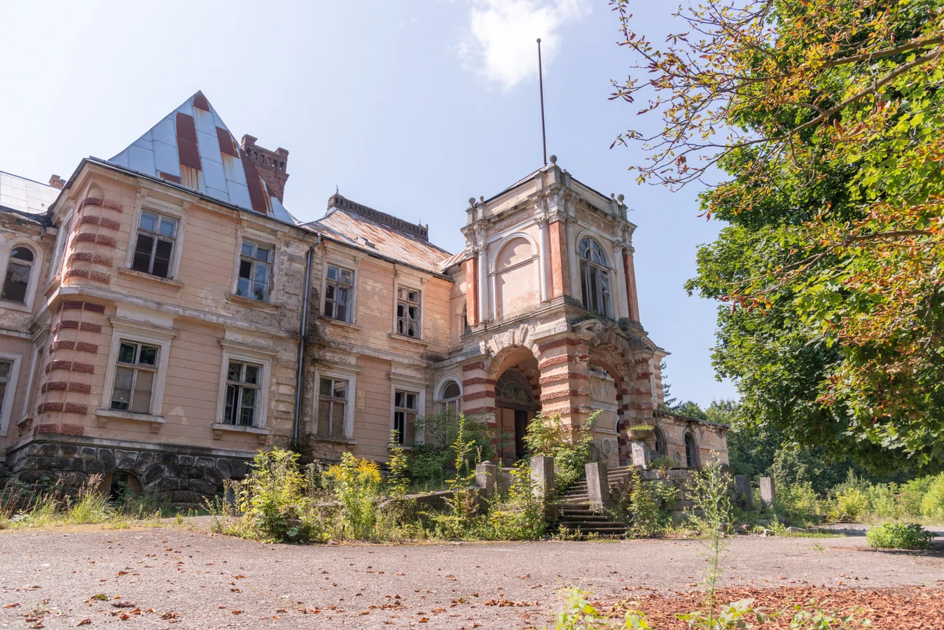 Photograph of the grand entrance to the Rzewuski- Lanckoroński Palace, the present time