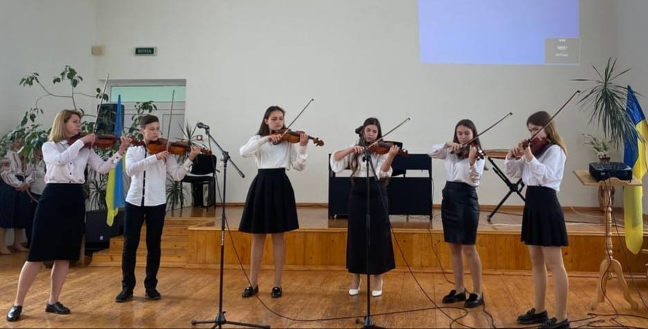 Pupils of the Berehomet School of Arts during the concert 