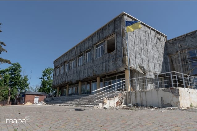 The facade of the Korobchyne Lyceum during renovation