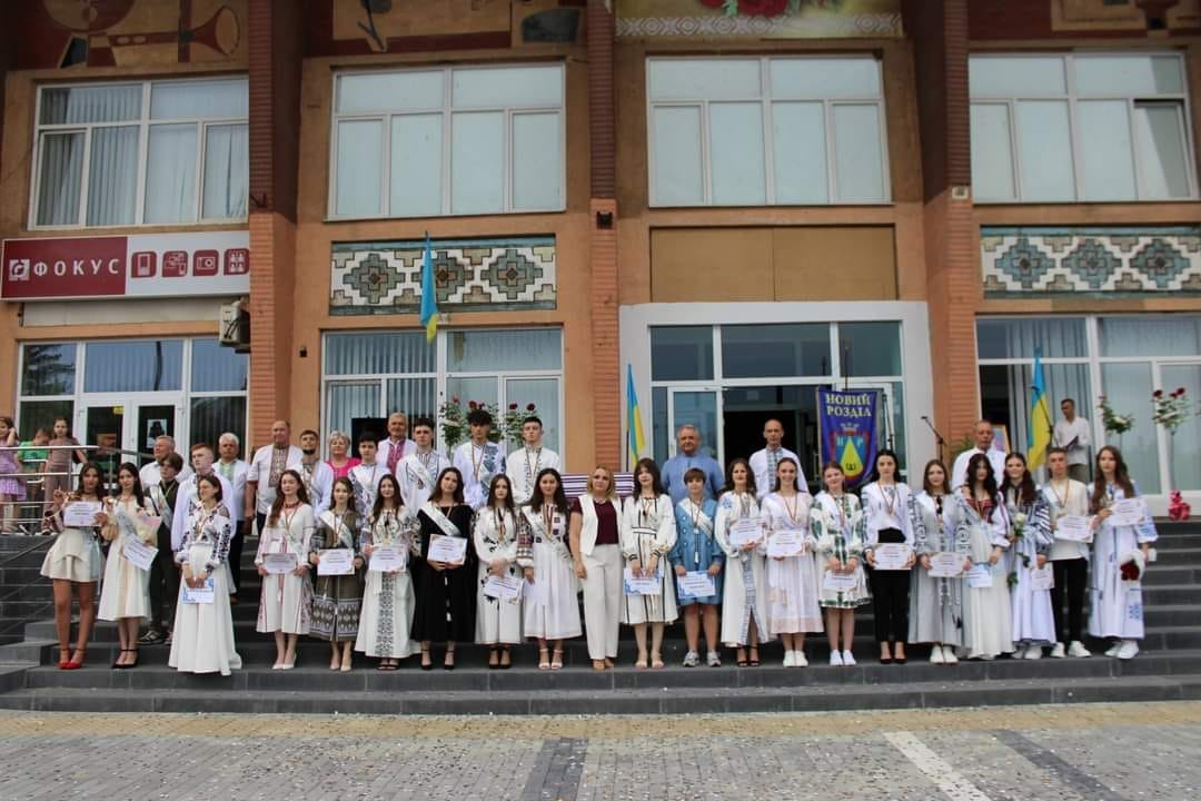 Medalists of the graduating classes of Novyi Rozdil schools in 2024 together with school principals and the mayor