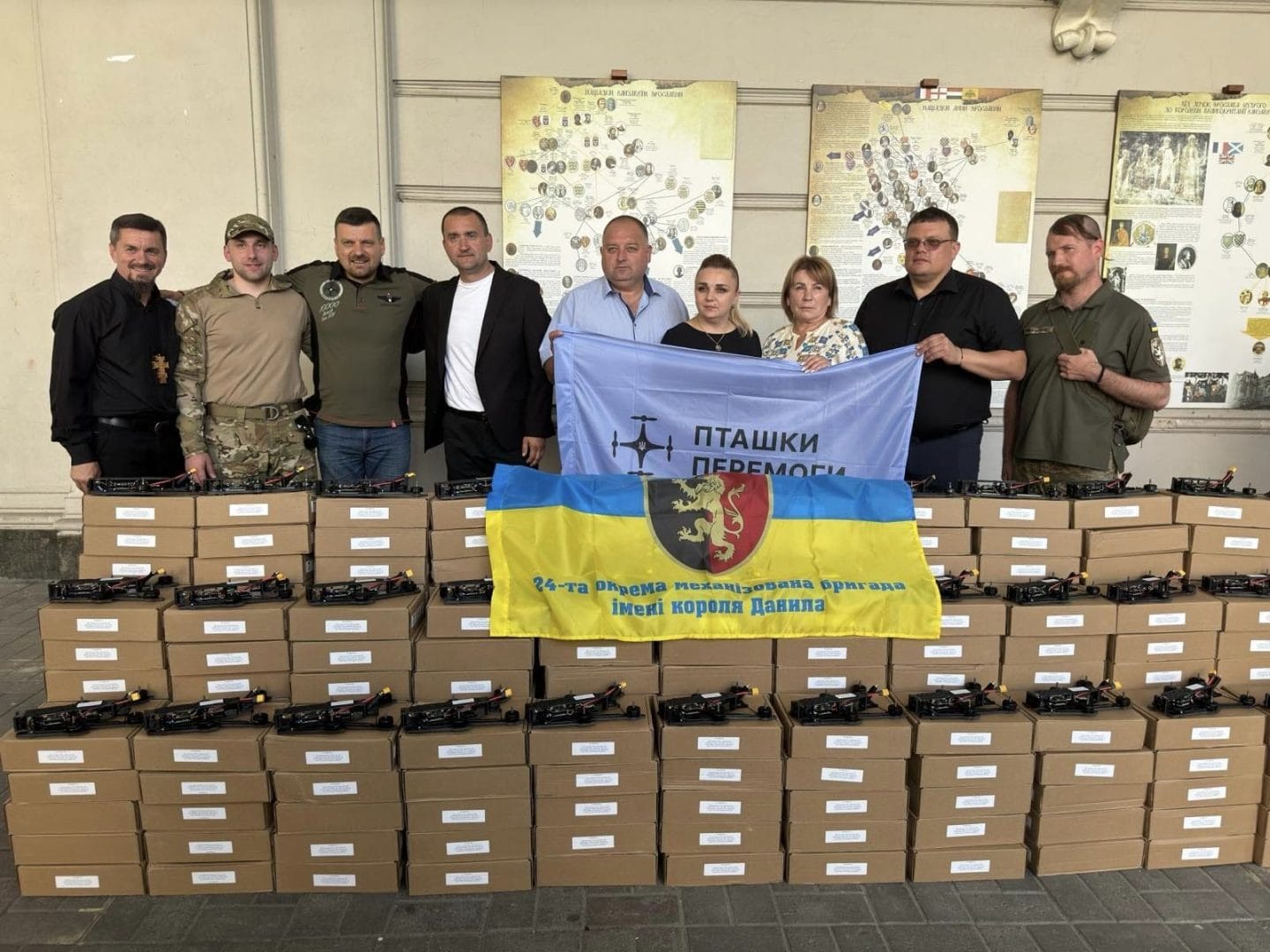 Volunteers and representatives of the “Birds of Victory” project with the Mayor of the Novyi Rozdil Town Council 