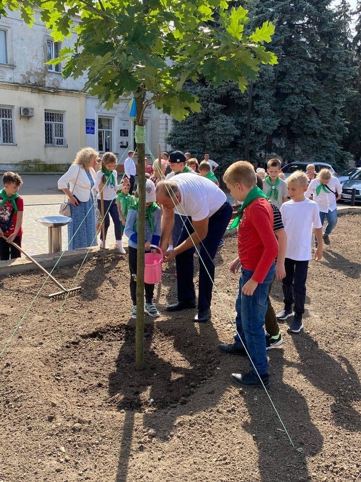 Members of the station of young naturalists together with Mayor Vitalii Nemerts planting saplings of young oak trees brought from the Kyiv region on the central square next to the hundred-year-old oaks to honor the 230th anniversary of the founding of the town of Kakhovka and the 30th anniversary of the independence of Ukraine.