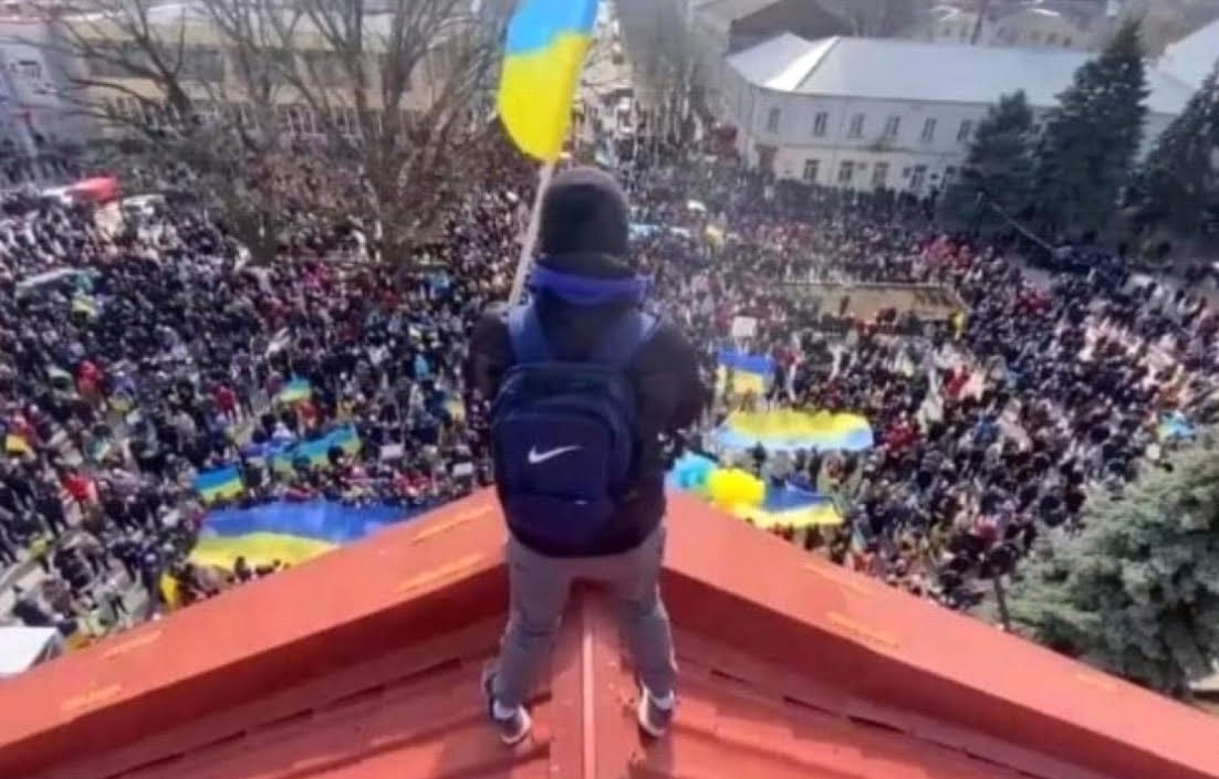 Opposition rally in the central part of the town of Kakhovka. March 2022. (Open sources).