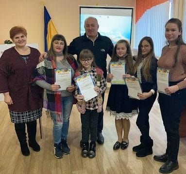 Head of the Preobrazhenka Community, Volodymyr Sidun awarding talented children of the community