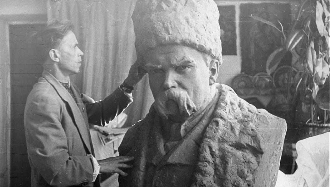 Ivan Honchar creating a bust of T.H. Shevchenko