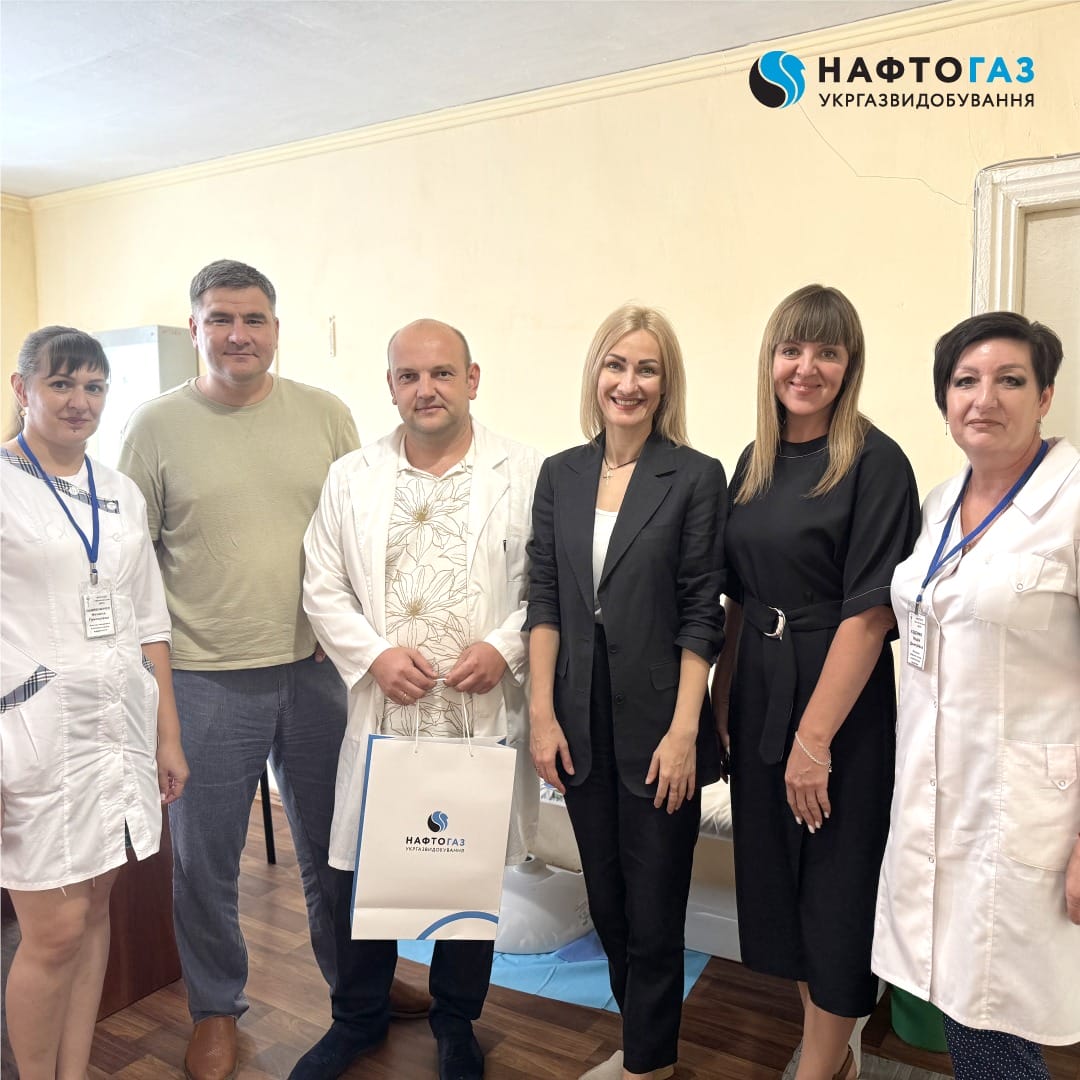 Naftogaz representatives presenting a certificate for medical equipment