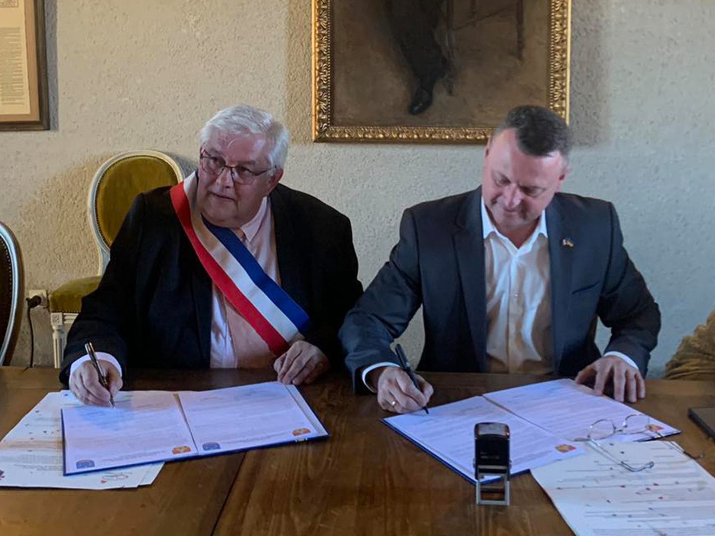 Signing of a partnership agreement with the town of Pont-du-Château (France).