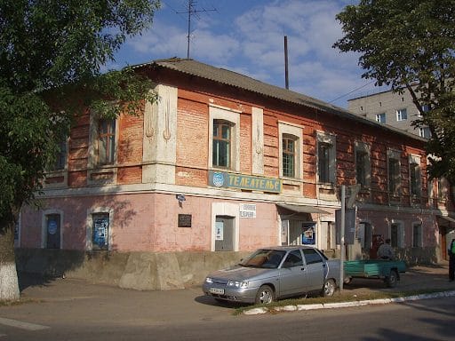 The building of the former zemstvo post office, where Taras Shevchenko stayed in 1846, as evidenced by the memorial plaque on the facade.