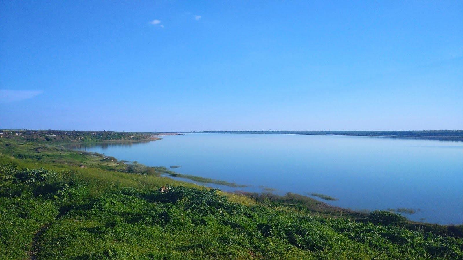 The shore of Lake Katlabuh in the settlement of Katlabuh