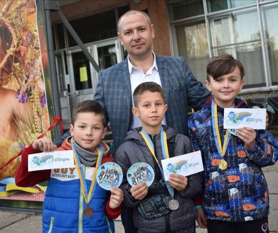 Serhii Yarmak with the winners of the Beyblade tournament for the Day of the Huliaipole Urban Territorial Community