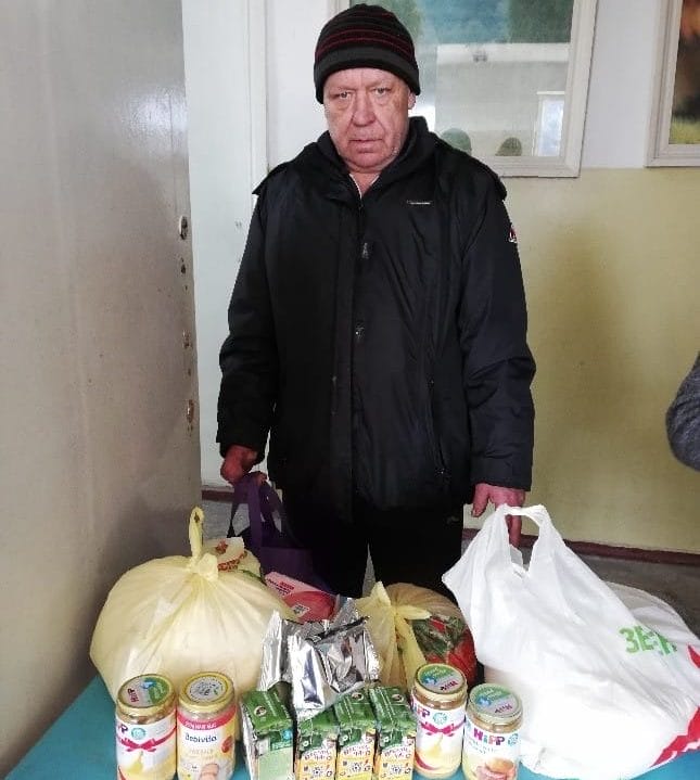 Food aid organized by local residents in cooperation with Kyiv volunteers. April 2022. (own photos)